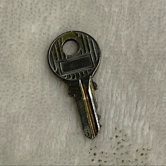 LOUIS VUITTON spare key #204 - Picture 3 of 4